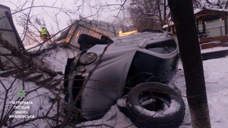 На Надрічній Мерседес забув повернути і вилетів з дороги на подвір’я (ФОТО)