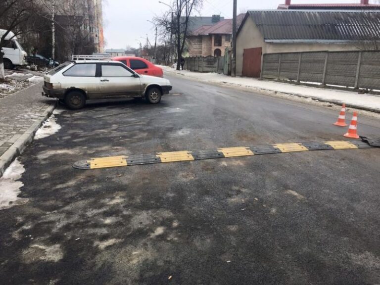 На вулиці Угорницькій встановлюють “лежачого поліціянта” (ФОТОФАКТ)