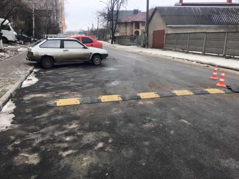 На вулиці Угорницькій встановлюють “лежачого поліціянта” (ФОТОФАКТ)