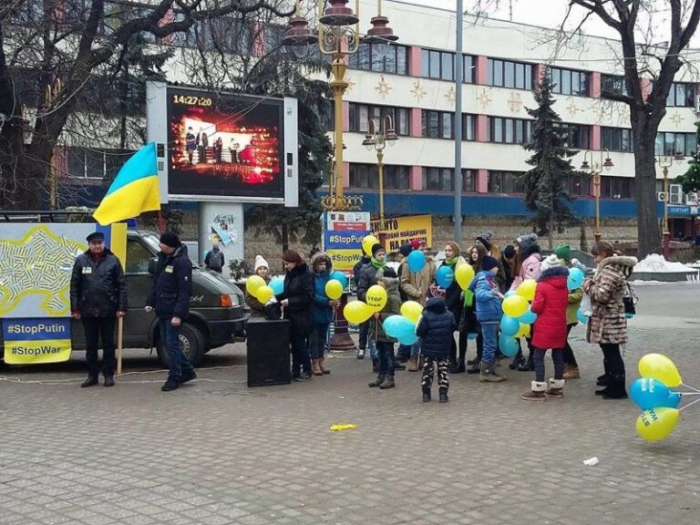 Акція «Стоп Путін! Стоп війна!» триває в центрі міста (ФОТОФАКТ)