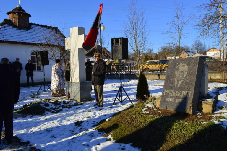 У Старому Угринові відзначили день народження Степана Бандери (ФОТО)