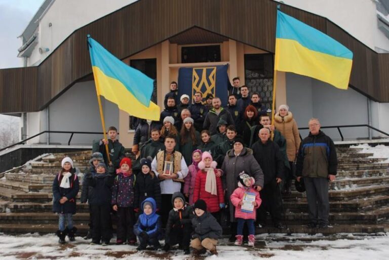 Молитвами та колядками у Дем’яновому Лазі вшанували пам’ять жертв сталінських репресій (ФОТО)