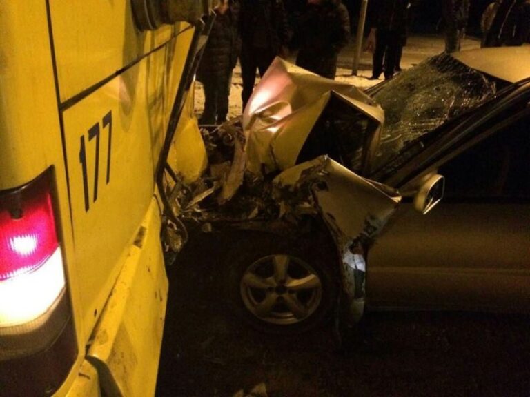 На Вовчинецькій легковик врізався у тролейбус