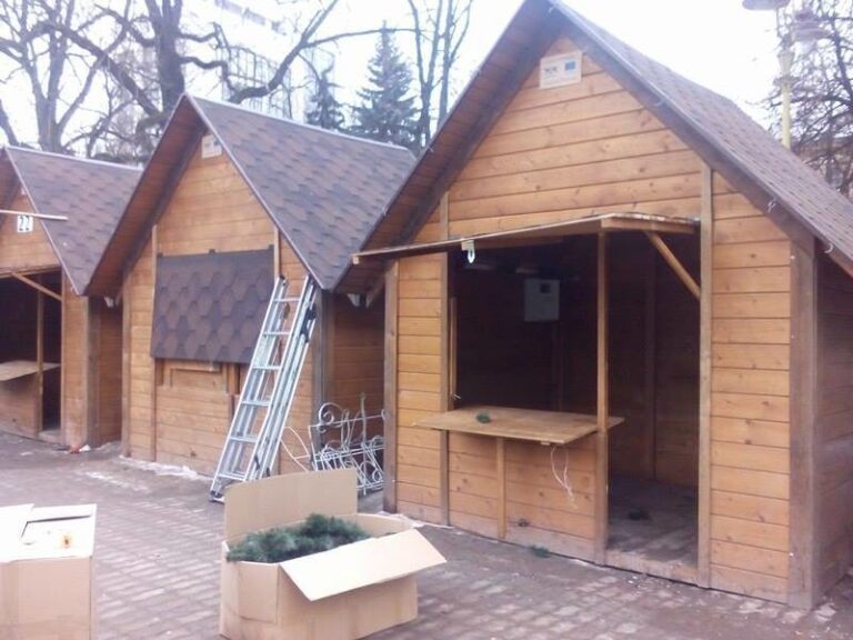 На Вічевому майдані згортають святковий ярмарок (ФОТО)