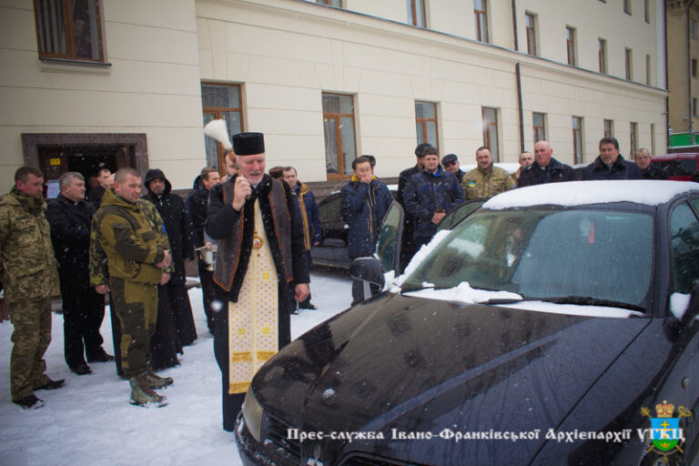 Івано-Франківська Архієпархія передала автомобіль бійцям АТО (ФОТО)