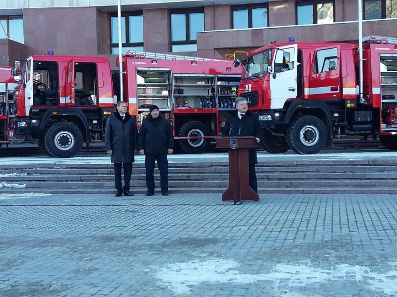 “Не вірте тим, хто будує свою політичну кар’єру на критиці Мінських угод”, – Порошенко у Франківську (ДОДАНІ ФОТО)