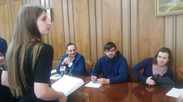 Франківські матері обурені, що їхні діти недоїдають у навчальних закладах міста