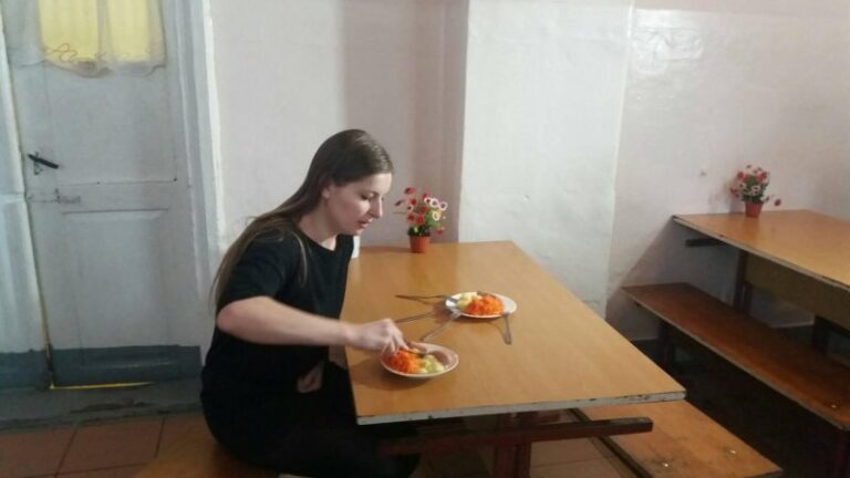 “Мами Прикарпаття” прийшли із рейдом у франківську школу: директорка назвала візит “нальотом” (ФОТО)