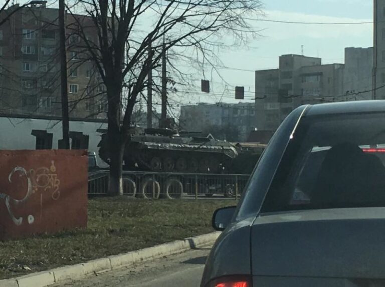 Містом возять важку військову техніку (ФОТОФАКТ)