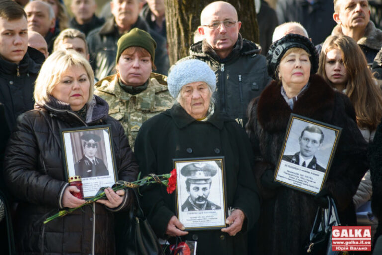 У Франківську під постріли автоматів сотні людей вшанували афганців (ФОТО)