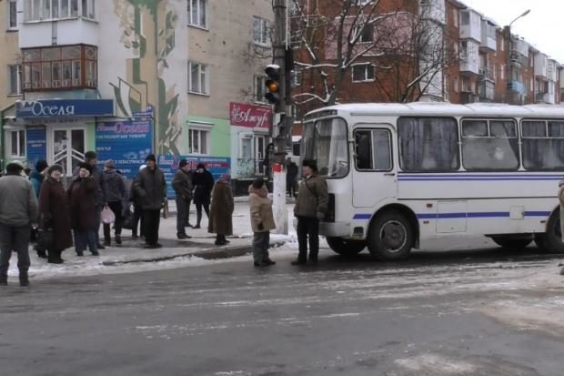 Літні калушани перекрили дорогу, бо хочуть безкоштовного проїзду у громадському транспорті (ФОТО)