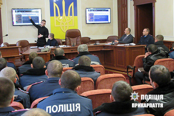 Переатестованих міліціонерів вчили користуватися службовими планшетами