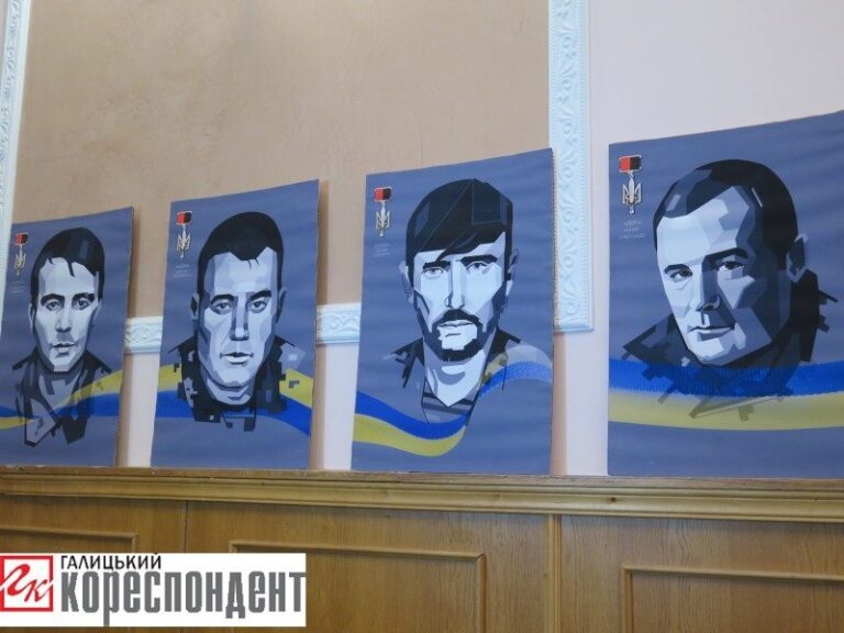 Виставку, присвячену воїнам та волонтерам, відкрили у Франківську (ФОТО)