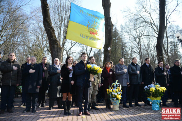 “Час не лікує”, – на могилі Романа Гурика вшанували пам’ять Героя Небесної сотні