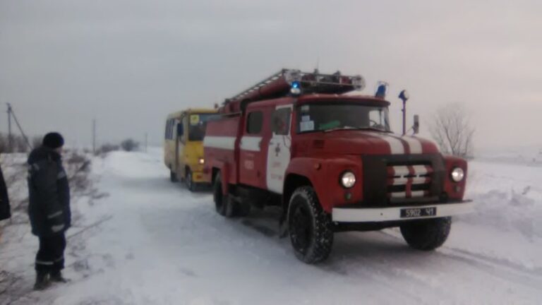 Шкільний автобус застряг у сніговому заметі в Тлумацькому районі (ФОТО)