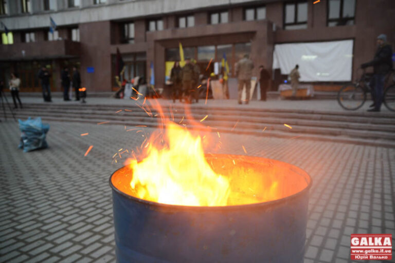 З барикадами та вогнем в бочках: в Івано-Франківську відтворили та згадали події на Майдані в Києві (ФОТО)