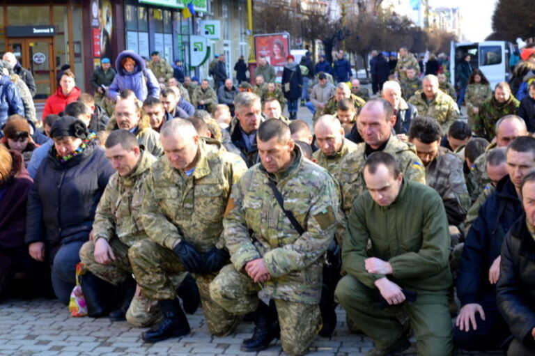 Пам’ять загиблих у Дебальцево вшанували у Франківську (ФОТО)