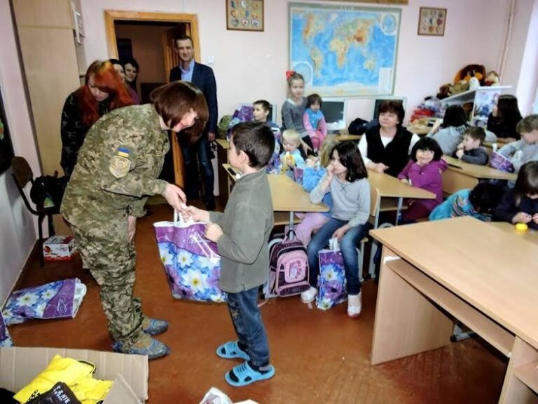 Військові  передали допомогу дітям з кризових сімей
