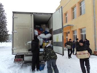 Ліки, їжу та будматеріали передали небайдужі коломияни жителям Авдіївки (ФОТО)