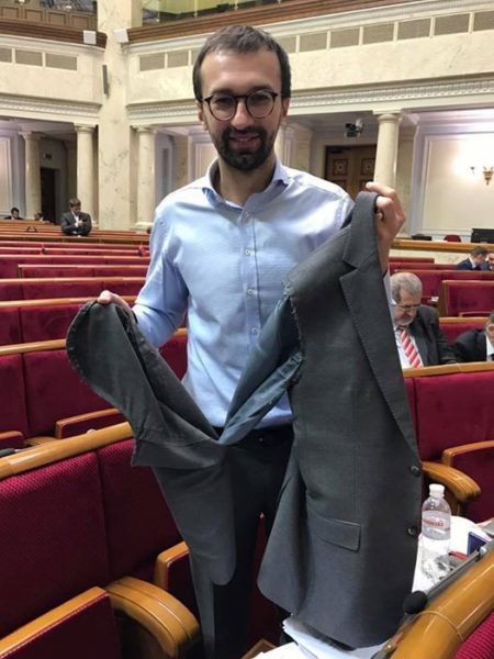 У Верховній Раді під час бійки Лещенкові відірвали рукав піджака (ВІДЕО)