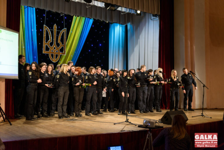 Не задля нагород служу за свій народ, – франківські патрульні переспівали хіт ДДТ (ВІДЕО)