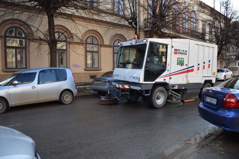 Центр Франківська вже чистить порохотяг (ФОТО)