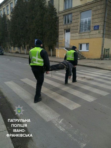 Патрульні не дали замерзнути нетверезому франківцю