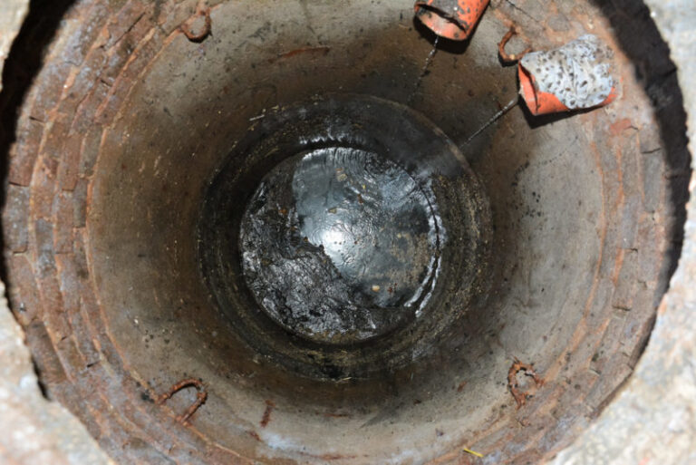 У Снятині двоє людей отруїлися каналізаційними газами