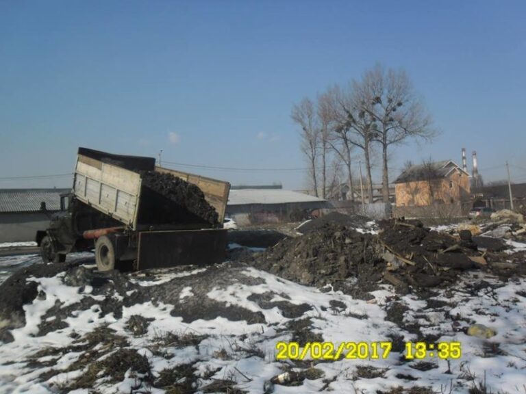 У Франківську виявили вантажівку, яка викидала болото і сміття у недозволеному місці (ФОТО)