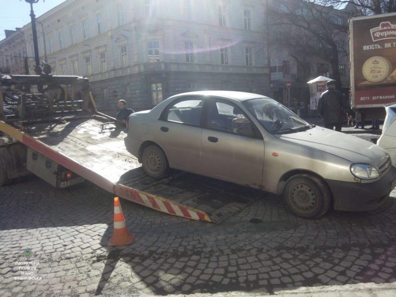 Патрульна поліція нагадує: неправильне паркування завершується евакуацією (ФОТОФАКТ)