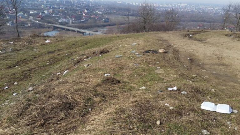 Вовчинецькі гори перетворюють на смітник (ФОТО)