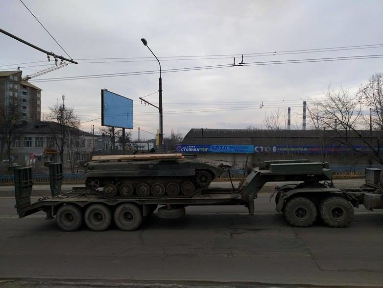 Містом продовжують возити військову техніку (ФОТО, ВІДЕО)