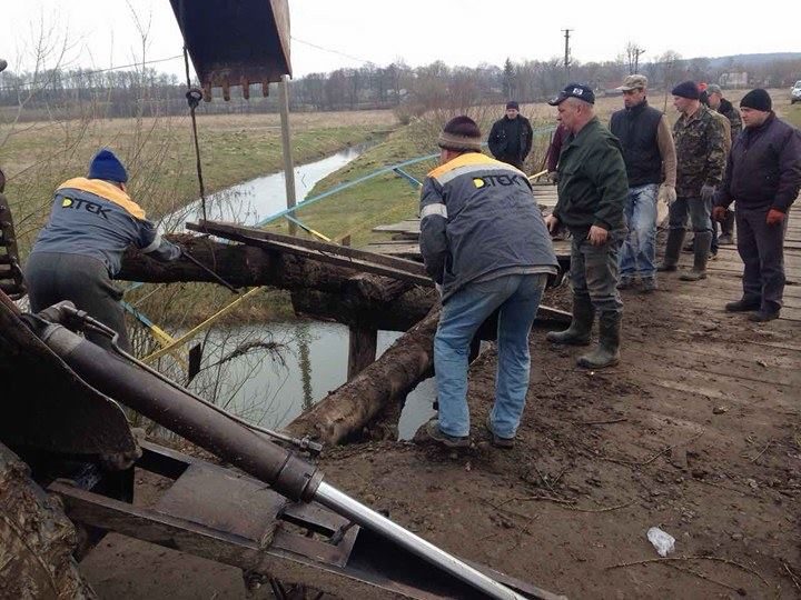Поламаний міст на Рогатинщині ремонтують (ФОТО)