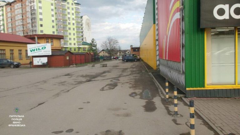 За неналежне утримання майданчика для паркування франківські патрульні склали постанову (ФОТО)
