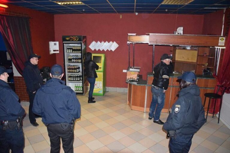 “Муніципальна варта” розповіла, як “накривала” гральний клуб (ФОТО)