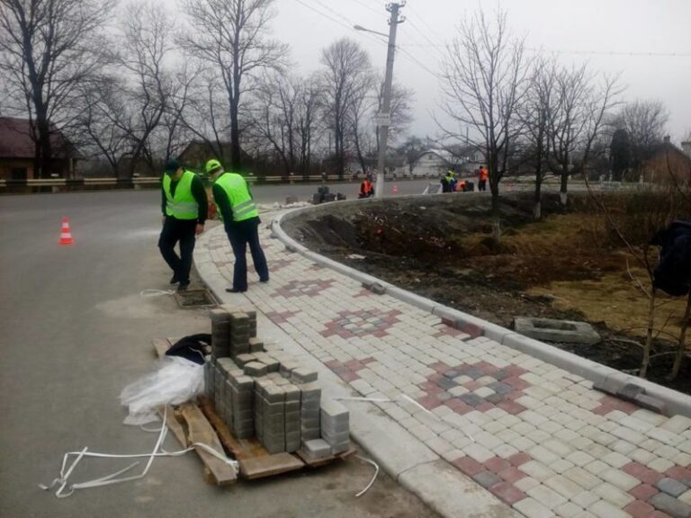 На Коломийщині кільцеву розв’язку облагороджують у стилі вишиванки (ФОТО)