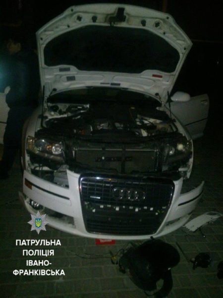 У Франківську озброєний азіат їздив на машині без номерів (ФОТО)