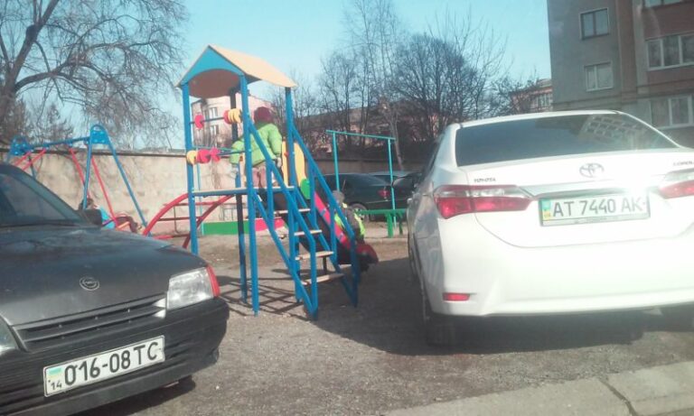 У Франківську жінка на Тойоті запаркувалася посеред дитячого майданчика (ФОТО)