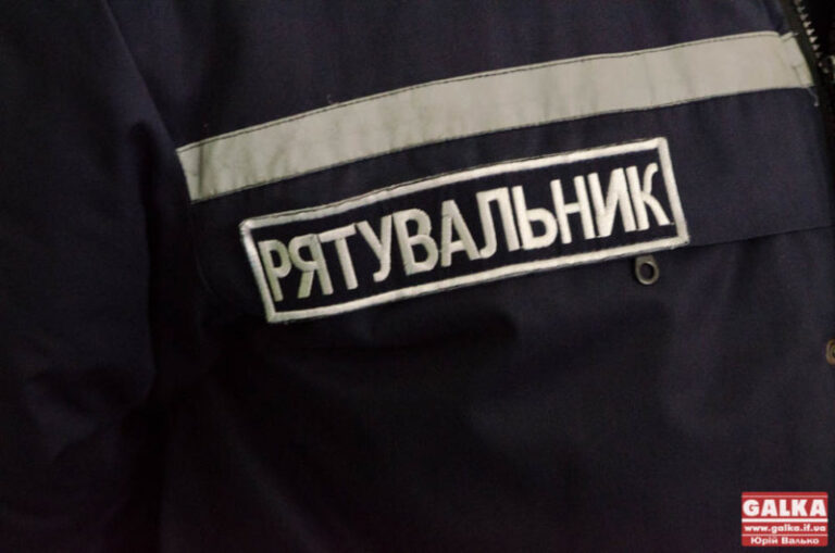 У Надвірній чоловік впав у рів – знадобилася допомога рятувальників