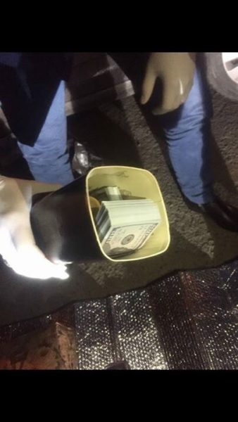 Заступника начальника Франківської митниці затримали на передачі хабаря у розмірі 40 тисяч доларів США (ФОТО)