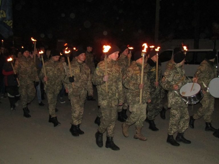 Смолоскипною ходою у Надвірній вшанували Романа Шухевича (ФОТО)