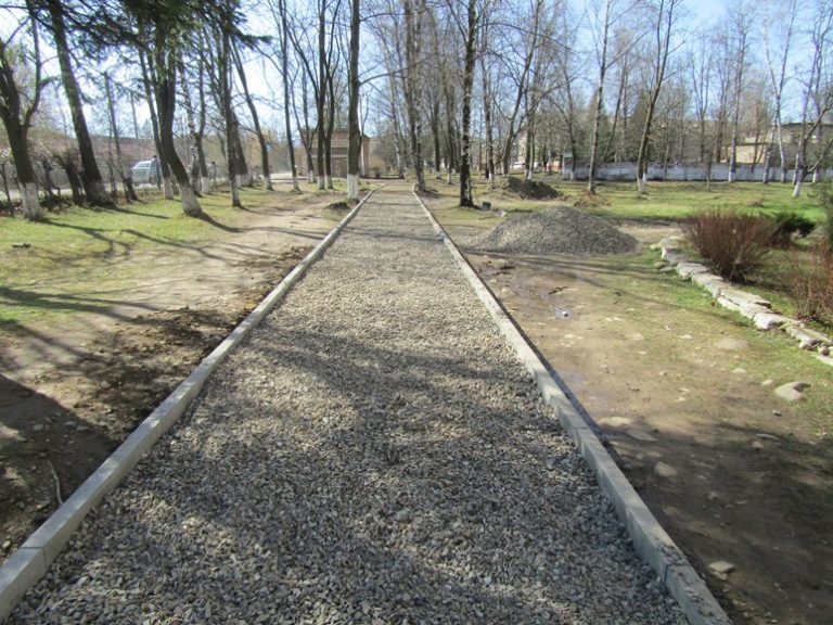 Пішохідну доріжку облаштовують поблизу надвірнянської школи (ФОТО)