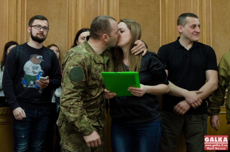 Ти вже не плач: чотирьом франківським атовцям вручили квартири (ФОТО)