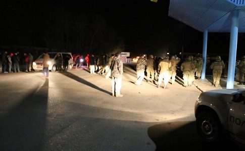 Під Краматорськом поліція зі стріляниною затримала “блокадників” та нардепа Парасюка