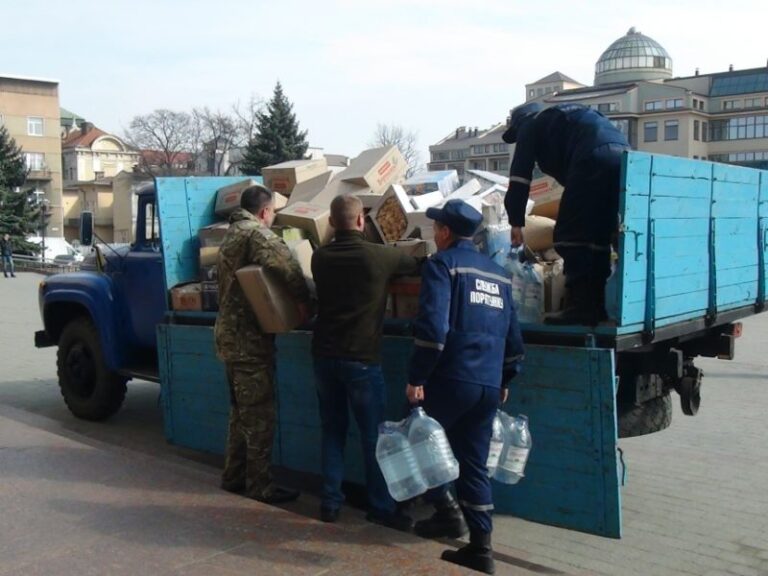 Чергову партію гуманітарної допомоги передали із Прикарпаття бійцям АТО (ФОТО)