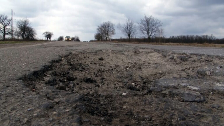 Відомо, у яких районах Прикарпаття найгірші дороги (ВІДЕО)