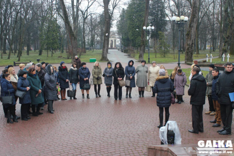 У Меморіальному сквері провели екскурсію для місцевих освітян (ФОТО)
