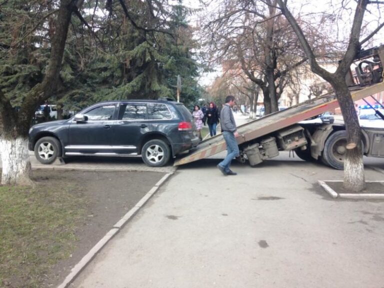 У Франківську евакуатор не зміг забрати автівку біля пологового (ФОТОФАКТ)