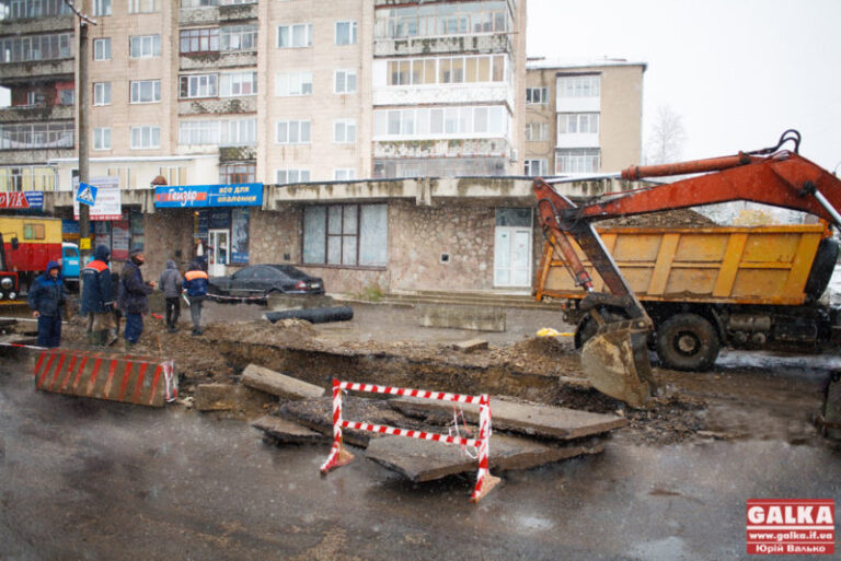 Не до сміху: після Тичини комунальники взялися за розкопки на відремонтованій Набережній (ФОТО)