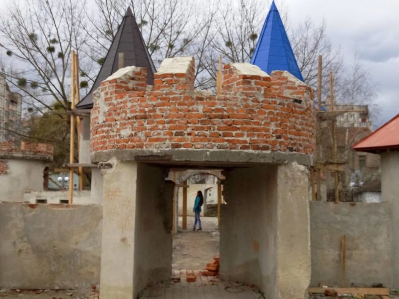 Марцінків показав, як поблизу 22 школи відновлюють “дитяче королівство” (ФОТО)